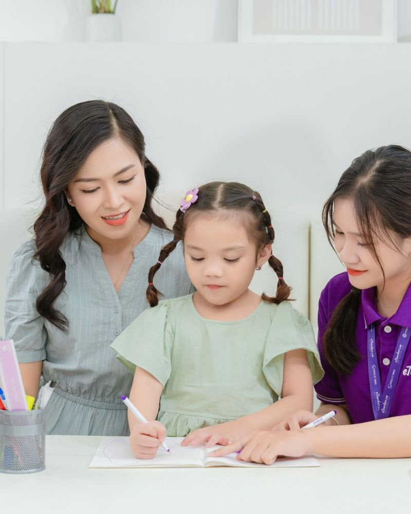 Gia sư eTeacher kèm bé học cùng mẹ theo dõi