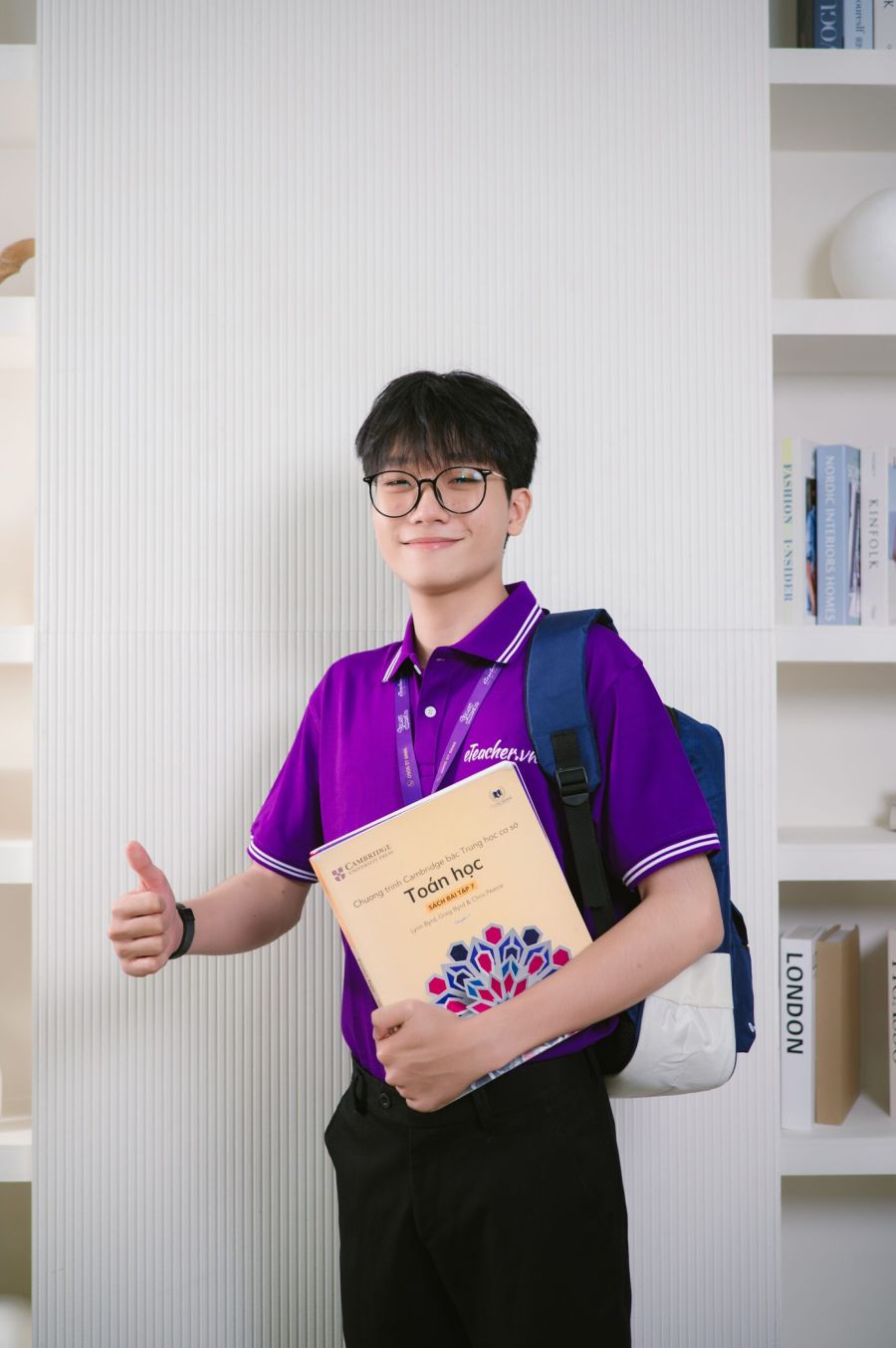 Gia sư eTeacher trong đồng phục tím