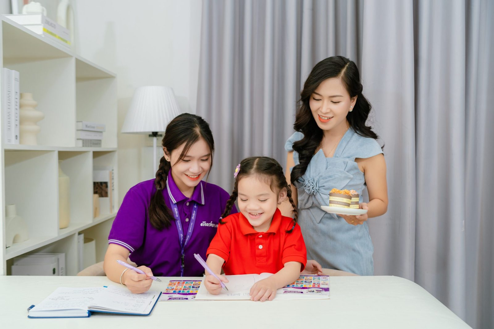 Gia sư eTeacher đang kèm học sinh tại nhà cùng phụ huynh